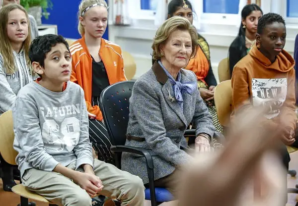 La reine a décerné le prix de l'école 4 La reine a décerné le prix de l'école - 3