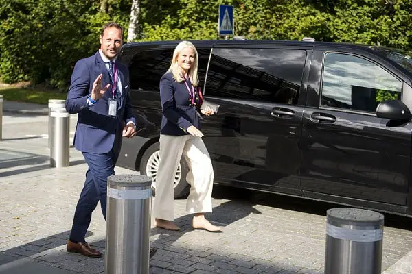 Le prince héritier et la princesse héritière ont rencontré l'industrie pétrolière touchée par la couronne 4 Le prince héritier et la princesse héritière ont rencontré l'industrie pétrolière touchée par la couronne - 3
