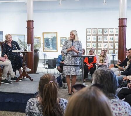 Mette-Marit a lancé une entrevue d'auteur à la galerie d'art de la reine 5 Mette-Marit a lancé une entrevue d'auteur à la galerie d'art de la reine - 4