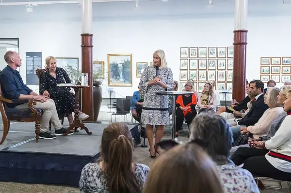 Mette-Marit a lancé une entrevue d'auteur à la galerie d'art de la reine - 3