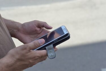 Les hommes vérifient leurs téléphones portables plus souvent que les femmes - 18