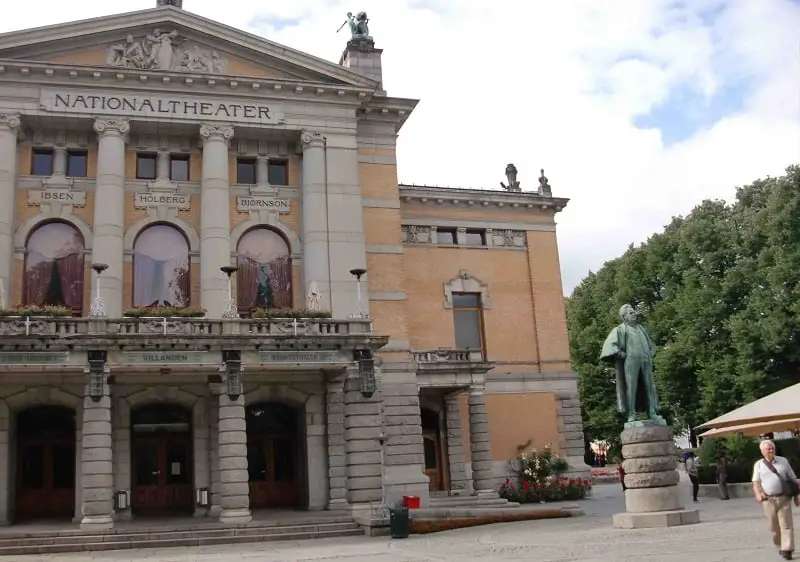 Théâtre national en très mauvais état 4 Théâtre national en très mauvais état - 3