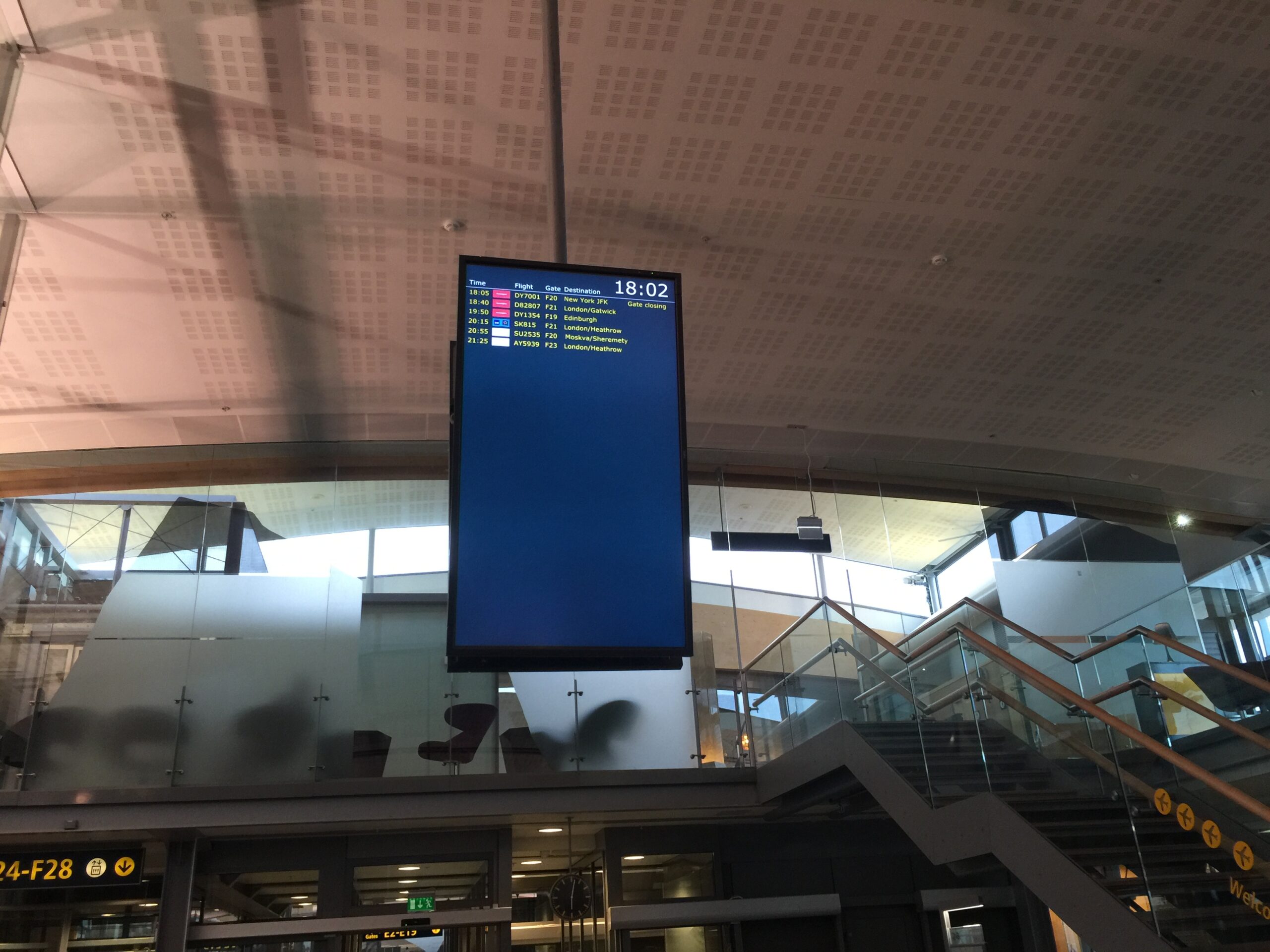 Le chef de la police s'excuse d'avoir dit aux passagers de l'aéroport de Gardemoen d'appeler Erna Solberg au lieu d'offrir de l'aide 4 Le chef de la police s'excuse d'avoir dit aux passagers de l'aéroport de Gardemoen d'appeler Erna Solberg au lieu d'offrir de l'aide - 3