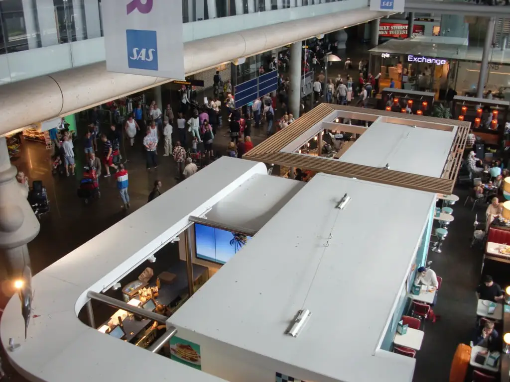 Un nombre record de personnes arrêtées pour avoir trop d'alcool et de tabac dans leurs bagages à Gardermoen 6 Un nombre record de personnes arrêtées pour avoir trop d'alcool et de tabac dans leurs bagages à Gardermoen - 5