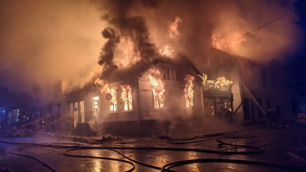 PHOTOS: trois maisons gravement endommagées lors d'un incendie majeur à Risør - 7