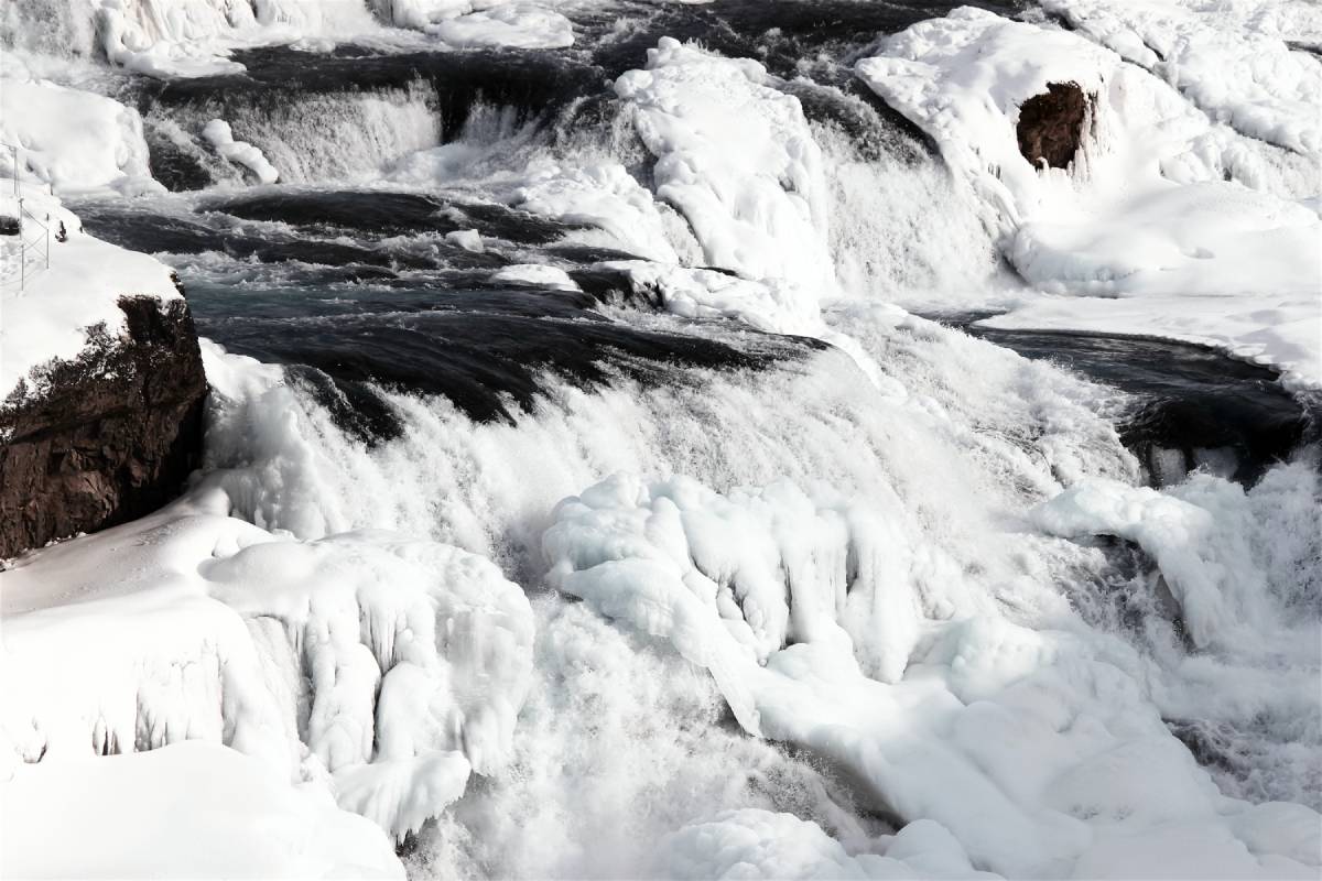De grandes quantités de glace menacent les maisons et les campings du Nordfjord 4 De grandes quantités de glace menacent les maisons et les campings du Nordfjord - 3