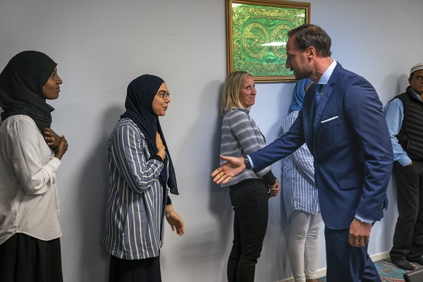 Siv Jensen: une islamisation furtive pour ne pas serrer la main du prince héritier 6 Siv Jensen: une islamisation furtive pour ne pas serrer la main du prince héritier - 5