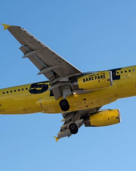 L'avion a dû atterrir à cause de l'odeur des chaussettes acides 27 L'avion a dû atterrir à cause de l'odeur des chaussettes acides - 26