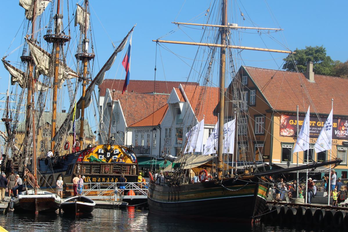 Les courses de grands voiliers arrivent à Vågen 772 Les courses de grands voiliers arrivent à Vågen - 771