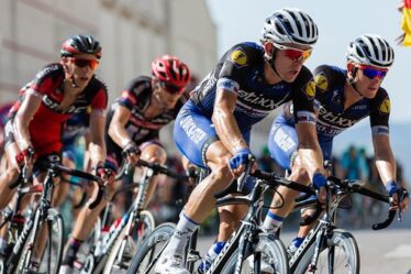 Ministre de la Culture avec les pouces vers le haut pour le Tour de France - 18