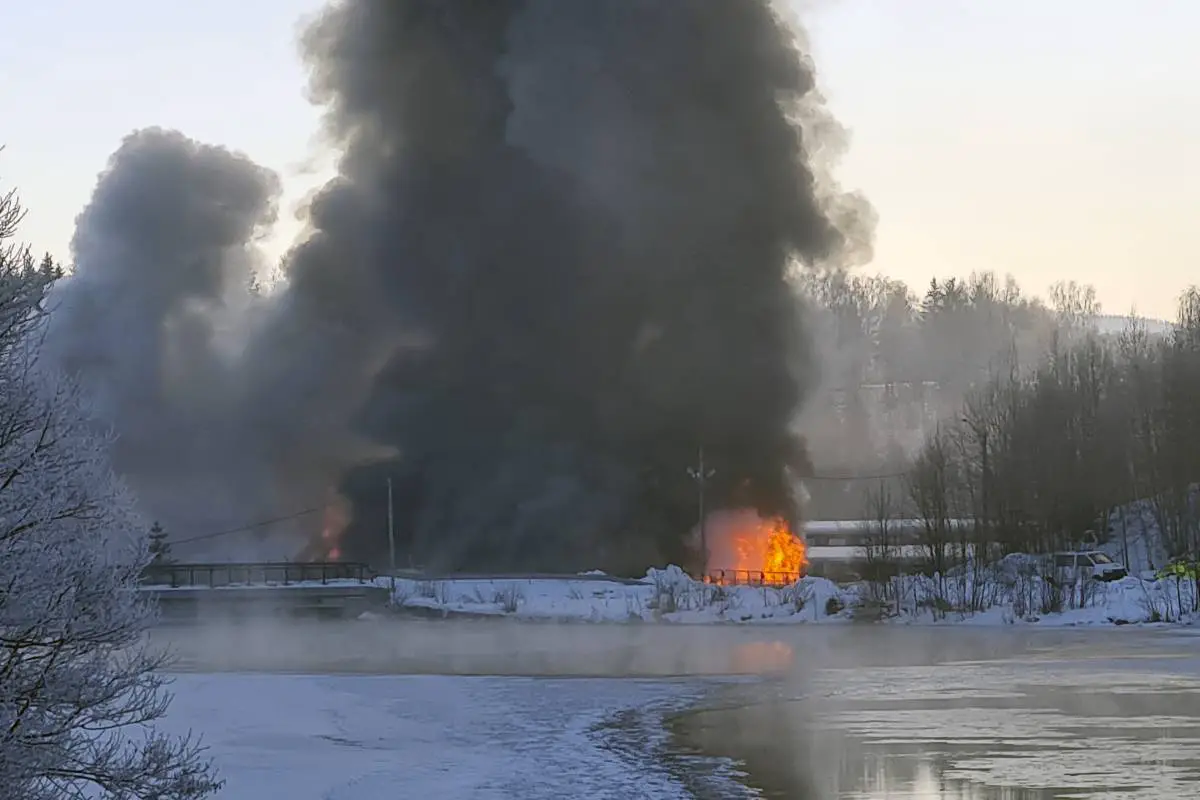 PHOTO Les pompiers maîtrisent l'incendie du bâtiment industriel d'Eidsvoll - 7