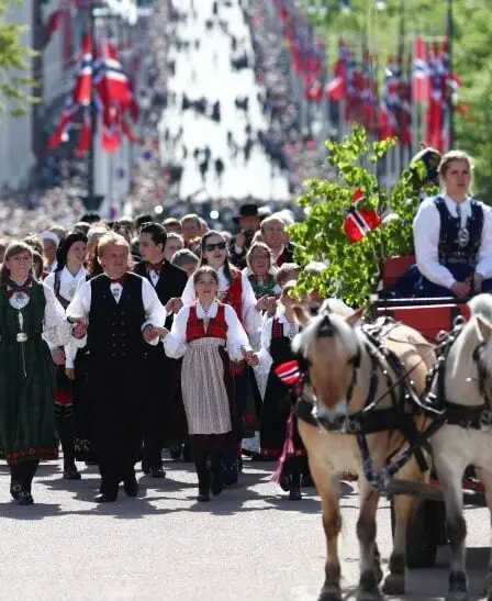 Les Royals saluent le défilé des enfants - Norway Today 8 Les Royals saluent le défilé des enfants - Norway Today - 7