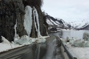 Une voiture heurte un gros morceau de glace sur l'E16 à Voss - 16
