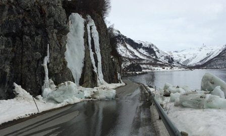 Une voiture heurte un gros morceau de glace sur l'E16 à Voss 13 Une voiture heurte un gros morceau de glace sur l'E16 à Voss - 12