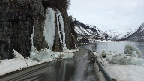 Une voiture heurte un gros morceau de glace sur l'E16 à Voss 4 Une voiture heurte un gros morceau de glace sur l'E16 à Voss - 3