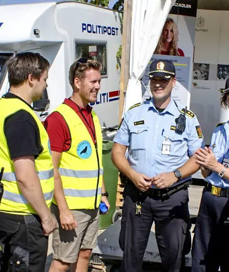 Night Ravens rencontre la police après avoir jeté des pierres 21 Night Ravens rencontre la police après avoir jeté des pierres - 20