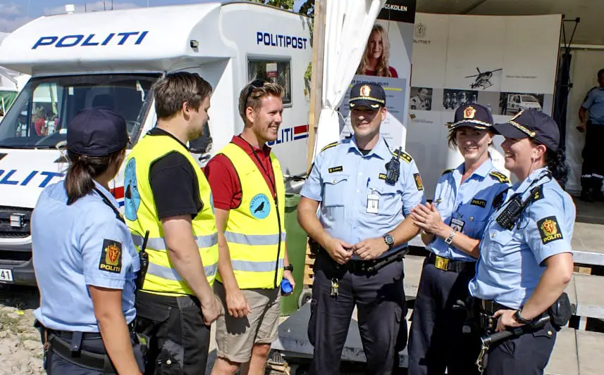Night Ravens rencontre la police après avoir jeté des pierres 4 Night Ravens rencontre la police après avoir jeté des pierres - 3