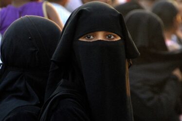 La majorité des étudiants soutiennent l'interdiction du `` niqab '' dans les collèges - 20