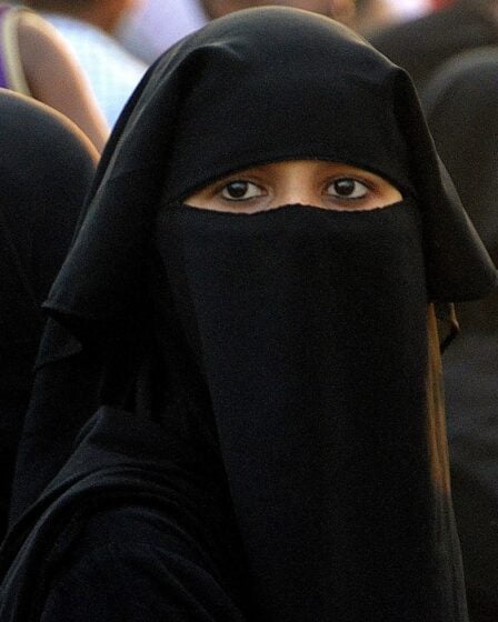 La majorité des étudiants soutiennent l'interdiction du `` niqab '' dans les collèges - 17