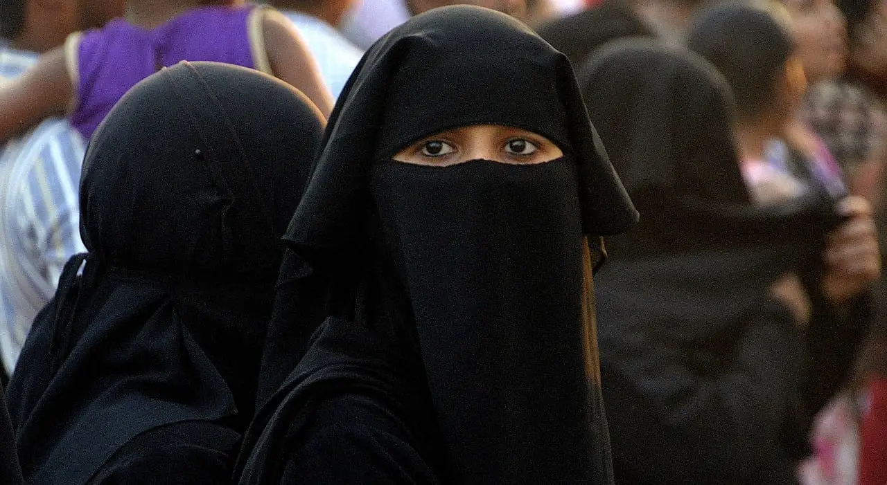 La majorité des étudiants soutiennent l'interdiction du `` niqab '' dans les collèges - 3