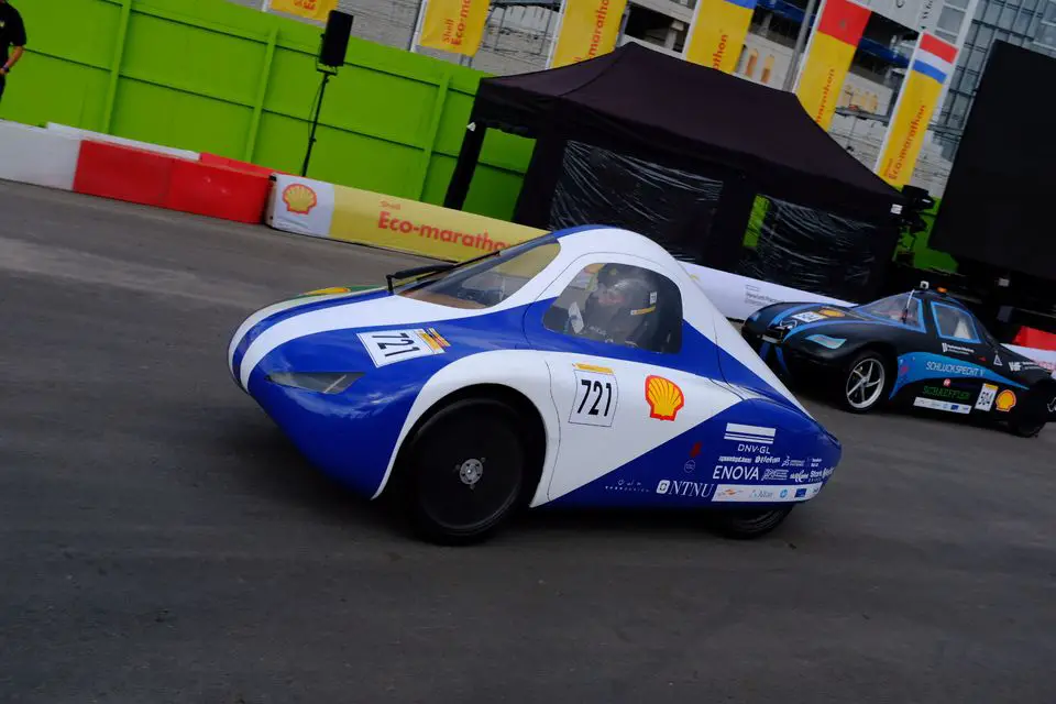 Étudiants NTNU avec leur propre voiture électrique 4 Étudiants NTNU avec leur propre voiture électrique - 3
