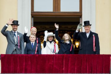 La famille royale en place sur le balcon du palais - Mise à jour - 16