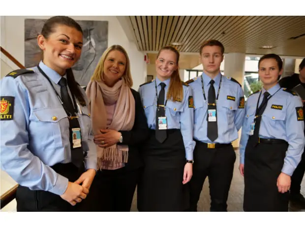 Heureux du recrutement d'agents de police 4 Heureux du recrutement d'agents de police - 3