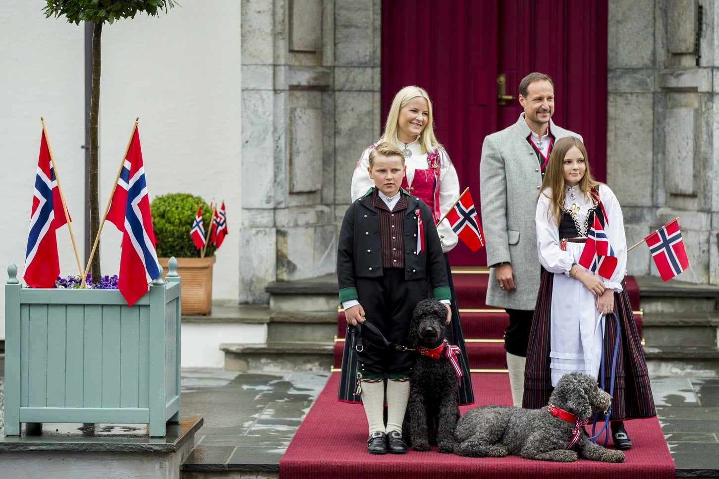 La famille du prince héritier a accueilli le défilé des enfants - 3