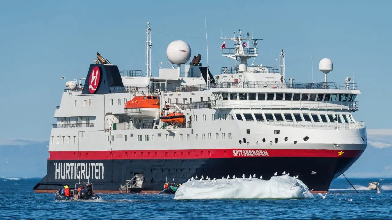 Ap réagit à Hurtigruten naviguant vers le Svalbard 4 Ap réagit à Hurtigruten naviguant vers le Svalbard - 3