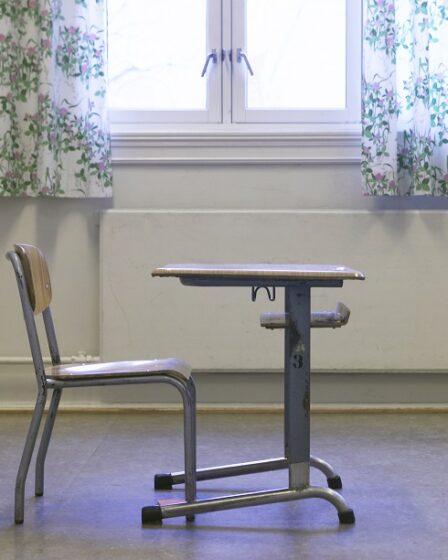 Les étudiants ont été renvoyés chez eux après les examens en raison de la chaleur 2 Les étudiants ont été renvoyés chez eux après les examens en raison de la chaleur - 1