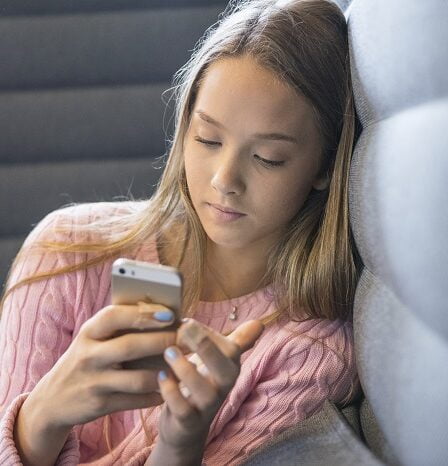 Les parents regardent les mobiles des enfants 5 Les parents regardent les mobiles des enfants - 4