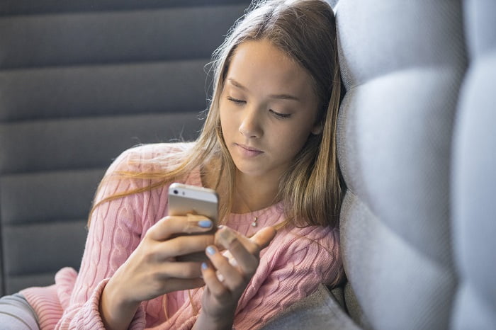 Les parents regardent les mobiles des enfants 4 Les parents regardent les mobiles des enfants - 3