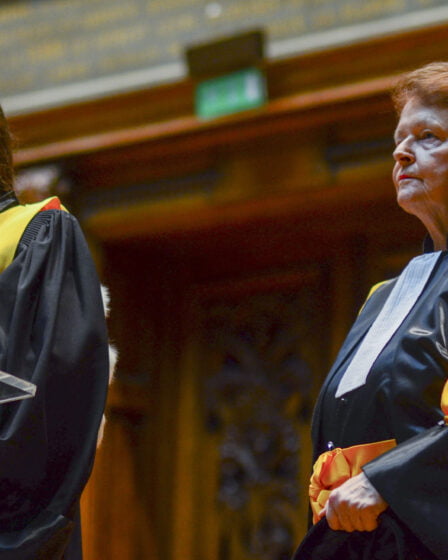Brundtland était doctorat honoris causa à la Sorbonne 2 Brundtland était doctorat honoris causa à la Sorbonne - 1