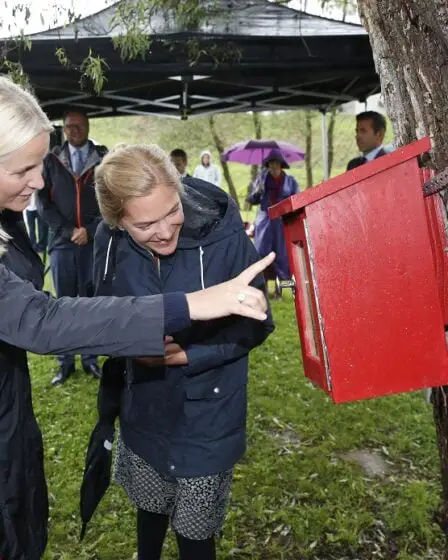 L'auteur reçoit du miel du parc du palais 33 L'auteur reçoit du miel du parc du palais - 32