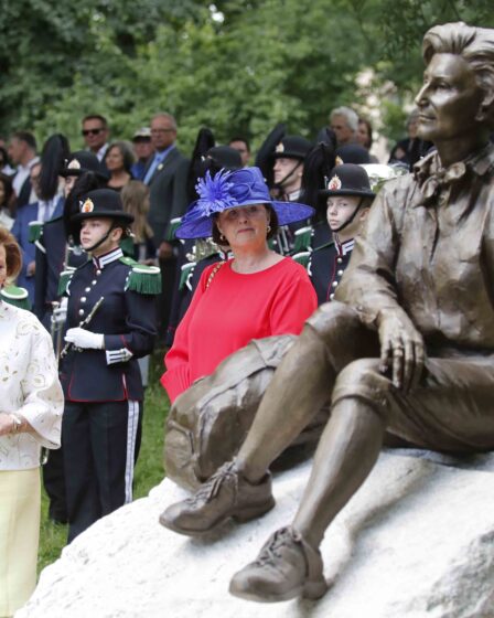 La reine Sonja est ravie de la galerie d'art 5 La reine Sonja est ravie de la galerie d'art - 4