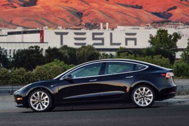 Tesla livre une voiture électrique moins chère à ses clients - 18
