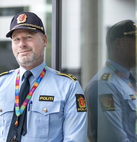 Bård Stensli reçoit un prix pour sa lutte pour les droits des homosexuels dans la police 17 Bård Stensli reçoit un prix pour sa lutte pour les droits des homosexuels dans la police - 16