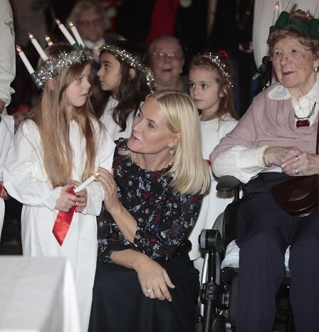 Le prince héritier et la princesse se joignent à la célébration de Lucie à la maison de retraite Lørenskog 28 Le prince héritier et la princesse se joignent à la célébration de Lucie à la maison de retraite Lørenskog - 27