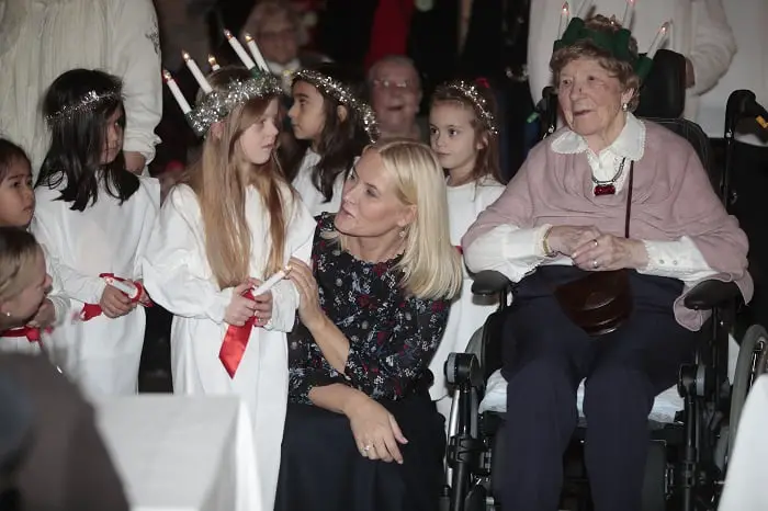 Le prince héritier et la princesse se joignent à la célébration de Lucie à la maison de retraite Lørenskog 4 Le prince héritier et la princesse se joignent à la célébration de Lucie à la maison de retraite Lørenskog - 3
