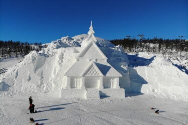 Des artistes chinois construisent une copie de l'église en bois dans la neige à Beitostølen - 18