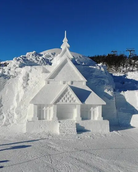 Des artistes chinois construisent une copie de l'église en bois dans la neige à Beitostølen 2 Des artistes chinois construisent une copie de l'église en bois dans la neige à Beitostølen - 1