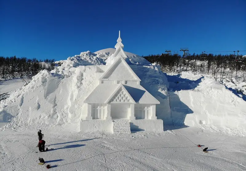 Des artistes chinois construisent une copie de l'église en bois dans la neige à Beitostølen 4 Des artistes chinois construisent une copie de l'église en bois dans la neige à Beitostølen - 3
