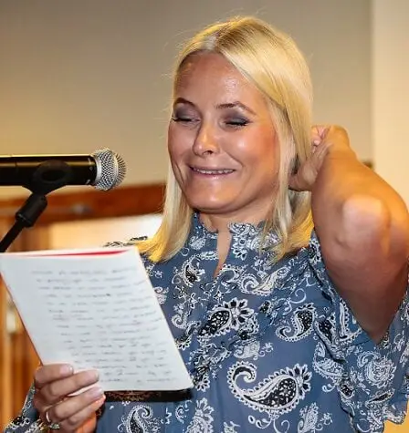 Mette-Marit a pris le `` train du livre '' pour Kristiansand - a lu avec humour l'une de ses propres œuvres 9 Mette-Marit a pris le `` train du livre '' pour Kristiansand - a lu avec humour l'une de ses propres œuvres - 8