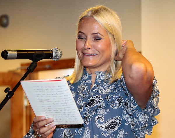 Mette-Marit a pris le `` train du livre '' pour Kristiansand - a lu avec humour l'une de ses propres œuvres 4 Mette-Marit a pris le `` train du livre '' pour Kristiansand - a lu avec humour l'une de ses propres œuvres - 3