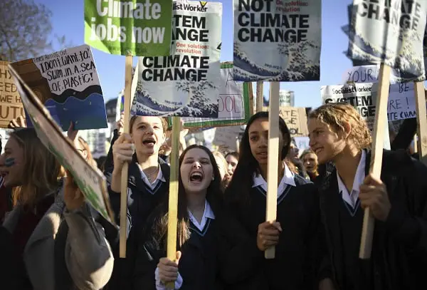 Des dizaines de milliers d'étudiants manifestent pour les mesures climatiques 4 Des dizaines de milliers d'étudiants manifestent pour les mesures climatiques - 3