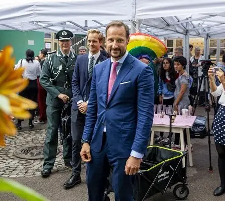 Le prince héritier a rendu visite aux musulmans gays: - Ravi de rencontrer des gens qui se battent pour l'amour 25 Le prince héritier a rendu visite aux musulmans gays: - Ravi de rencontrer des gens qui se battent pour l'amour - 24