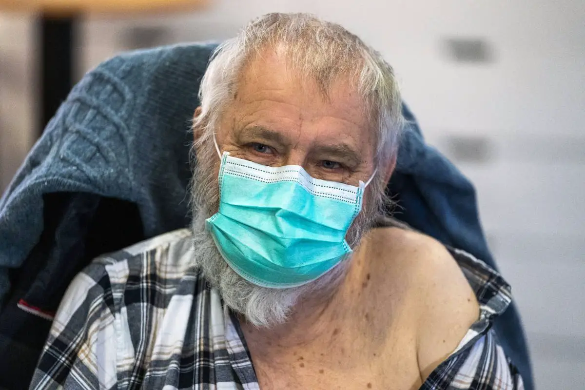 PHOTO: Roger Walter Holland, 75 ans, devient le premier Norvégien à recevoir le vaccin corona de Moderna - 13