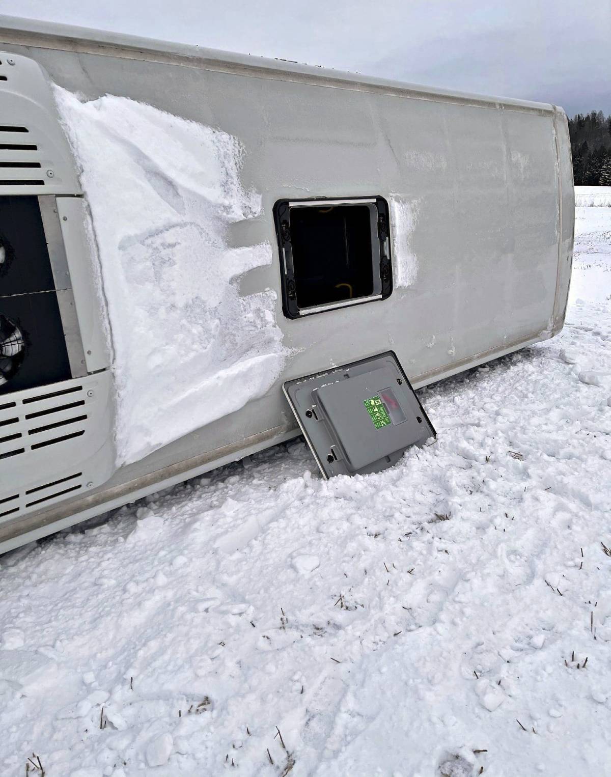 PHOTO: un bus scolaire glisse hors de la route à Tønsberg, cinq personnes s'échappent par la trappe de toit - 9