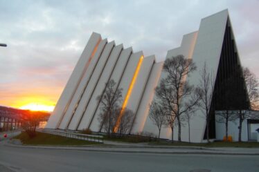 Concert du soleil de minuit à la cathédrale arctique - 56
