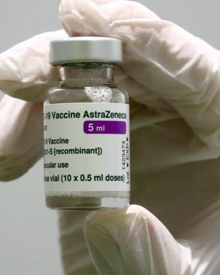 L'EMA estime que les caillots sanguins sont un effet secondaire chez 1 personne sur 100 000 qui reçoit le vaccin AstraZeneca - 1